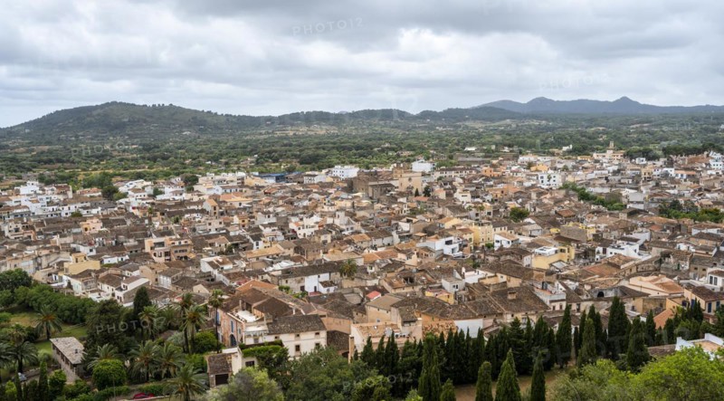 View over houses of Arta and surroundings