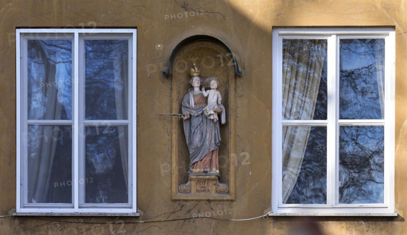 Sculpture of the Virgin Mary in a niche on a residential building in the Jakob Fugger Siedlung