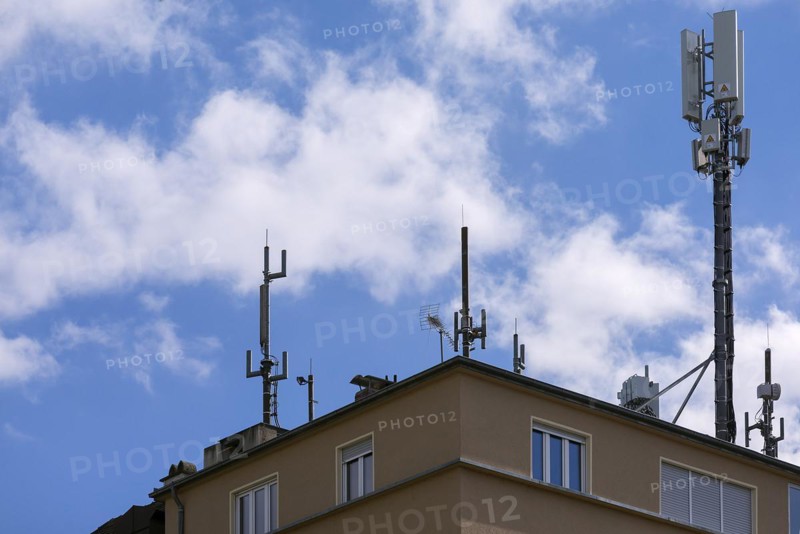Transmission masts on a flat roof of a residential building