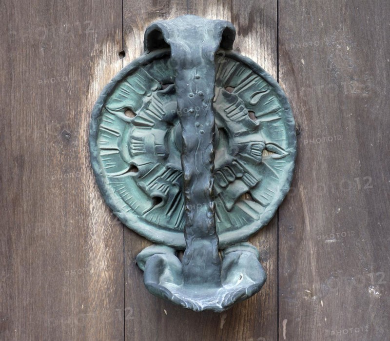 Right bronze fitting on the door of the Tugendbrunnenpotrtal