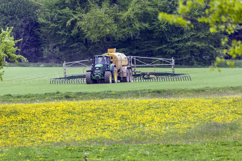Tractor with trailing shoe linkage fertilising