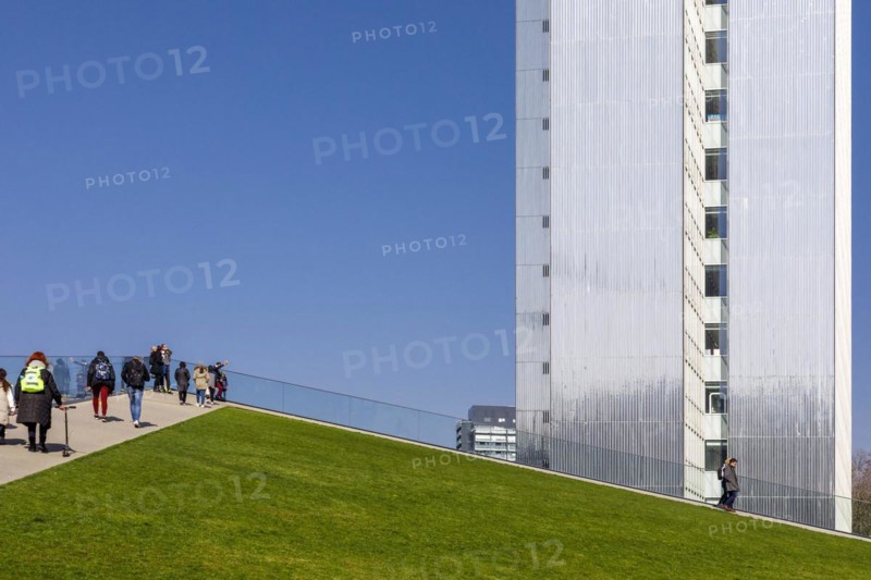 Three-slice house behind the walkable roof of the triangular pavilion