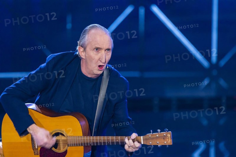 Mike Krueger with guitar performing on stage. 50 years of ZDF Hitparade