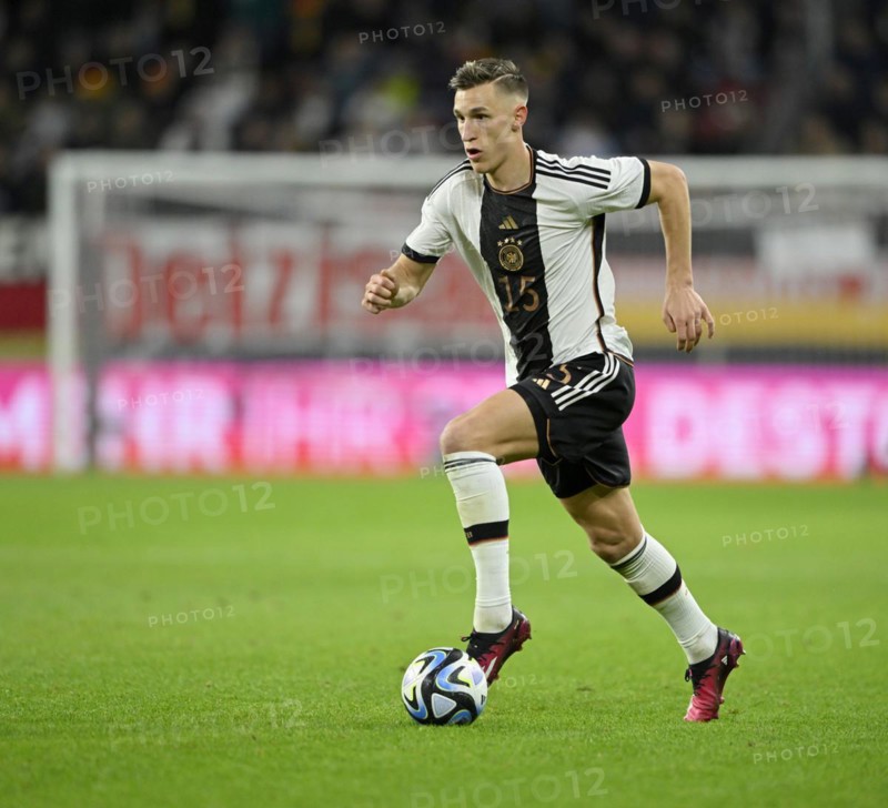 Nico Schlotterbeck GER on the ball