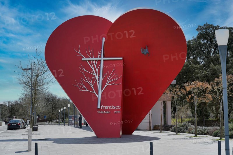 Sculpture on the occasion of the anniversary of the apparition of Mary 100 years ago with Pope Fransisco