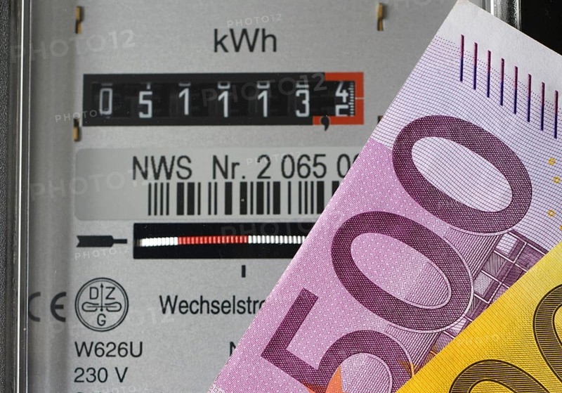 Electricity meter EURO banknotes Symbolic image Energy costs Electricity costs