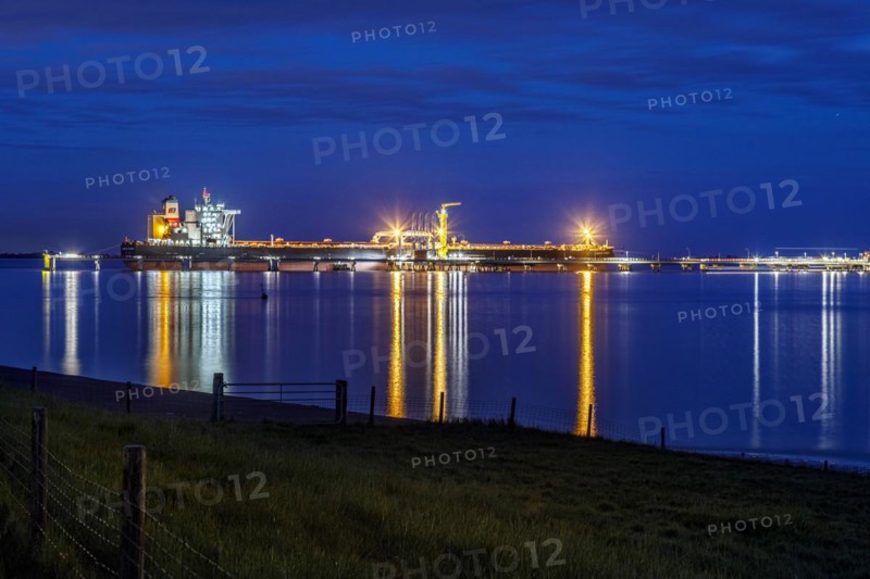 Crude oil tanker Landbridge Prosperity at the discharge bridge of the NWO in the Jade Bay