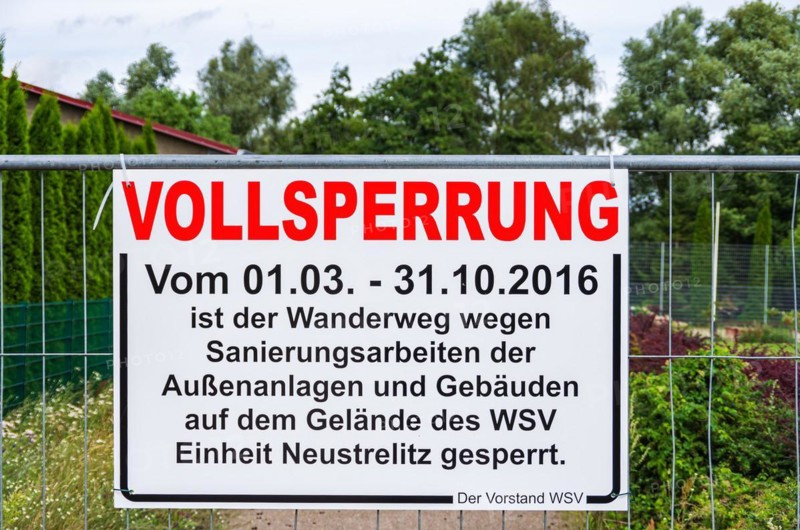 Sign VOLLSPERRUNG on the hiking trail around the Zierker See lake on the grounds of the WSV in Neustrelitz