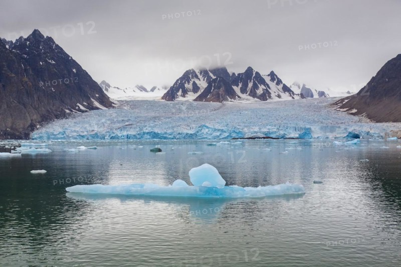 Ice floe in front of Monacobreen