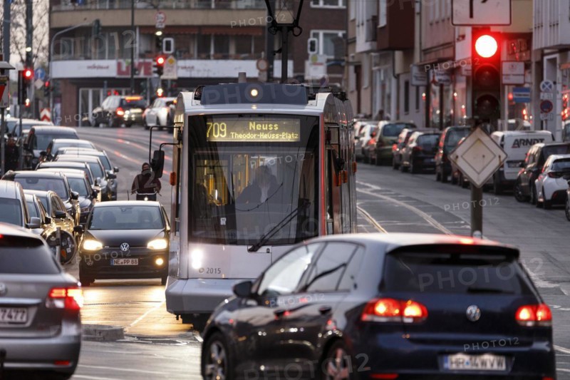 Tram traffic on Ackerstrasse at Worringer Platz