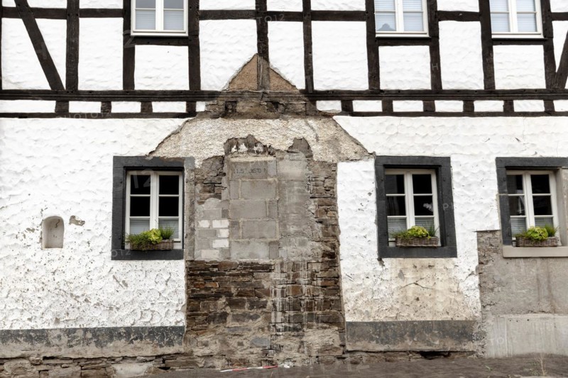 The remains of an extension can be seen on the facade of a house in Schuld