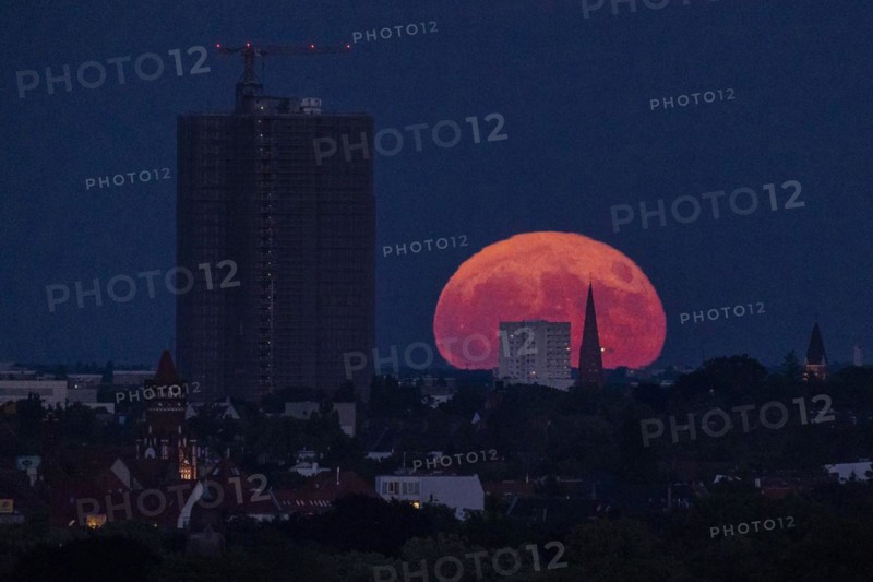 The so-called strawberry moon stands out at the rise next to the Steglitzer roundabout in Berlin