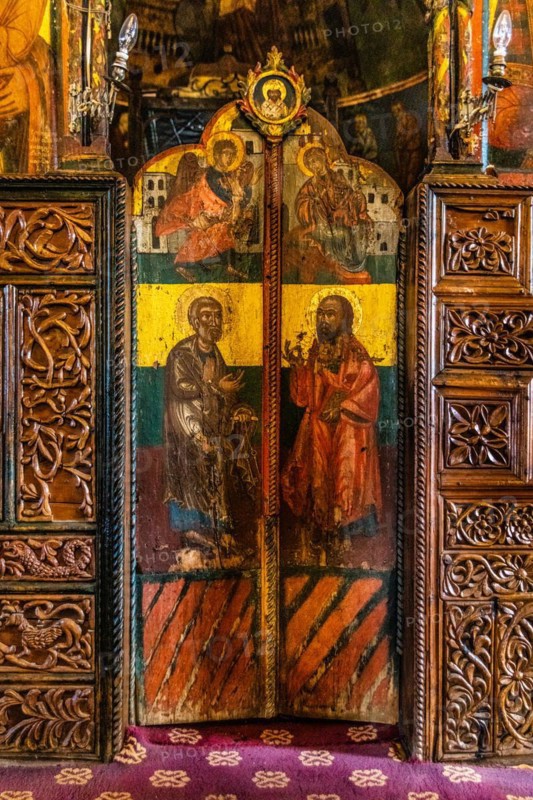 Carvings and paintings on the iconostasis