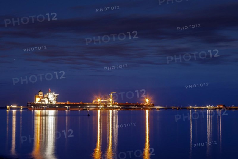 Crude oil tanker Landbridge Prosperity at the discharge bridge of the NWO in the Jade Bay