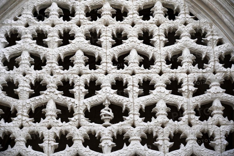 Manueline tracery in the cloister