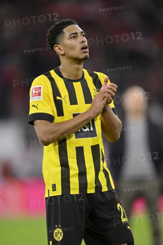 Players thank the fans Gesture Jude Bellingham Borussia Dortmund BVB