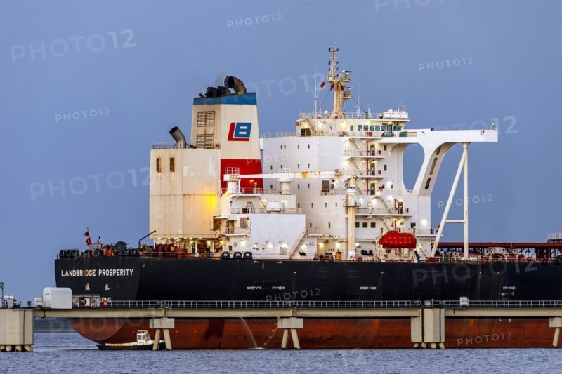 Crude oil tanker Landbridge Prosperity at the discharge bridge of the NWO in the Jade Bay