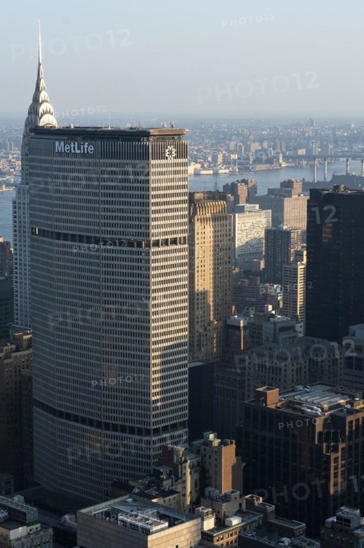 Ansichten von Lower Midtown mit dem Metlife Building im Vordergrund und dem Chrysler Building im Hintergrund. Der Wolkenkratzer MetLife Building Park Avenue Grand Central Terminal Station Midtown Manhattan New York City