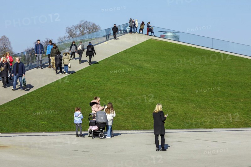 Walk-on roof of the triangular pavilion