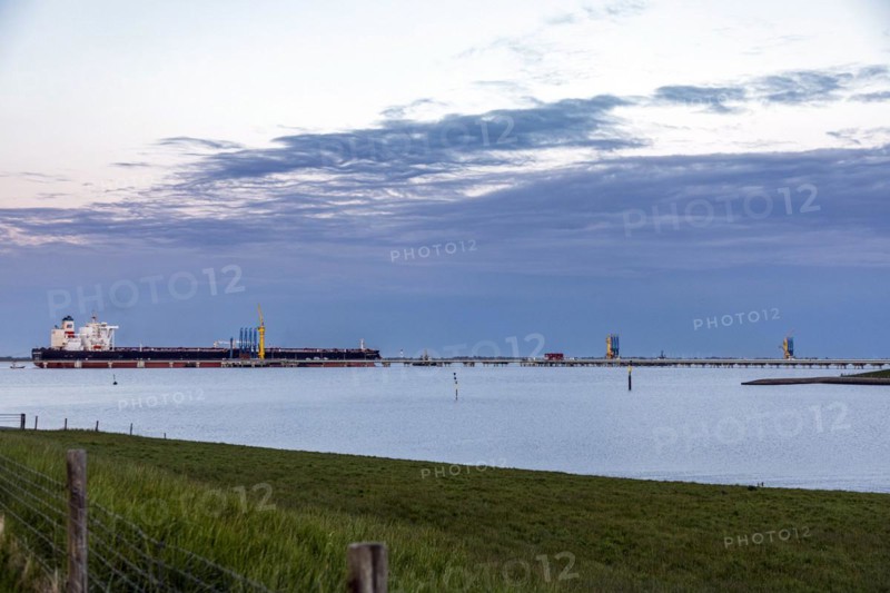 Crude oil tanker Landbridge Prosperity at the discharge bridge of the NWO in the Jade Bay