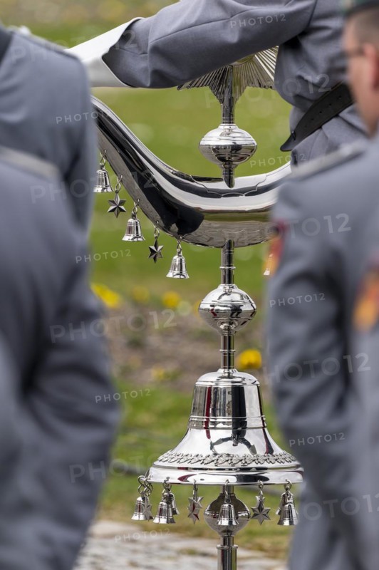 A soldier of the Gebirgsmusikkorpss from Garmisch-Partenkirchen holds the bell tree during the handover roll call of the German Field Army in Nymphenburg Palace
