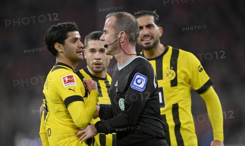 Referee Marco Fritz in discussion Discussion with Mahmoud Dahoud Borussia Dortmund BVB