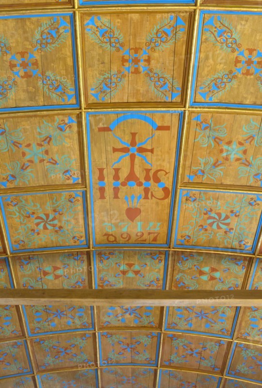 Panelled wooden ceiling with ornaments