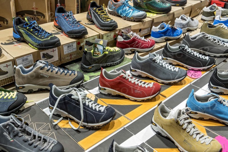 Sports shoes