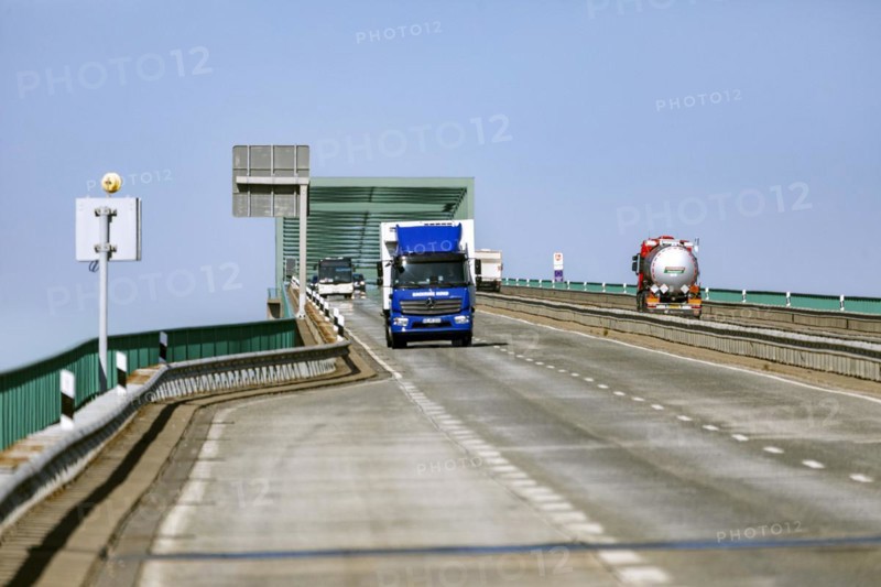 Traffic on the Brunsbuettel high bridge