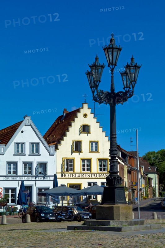 Houses and candelabra on the market square