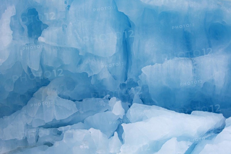 Ice structure of melting iceberg in the Arctic Ocean