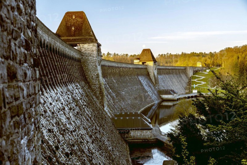 Moehnetalsperre dam with wall towers and below the sluice houses at the Ausgleichsweiher