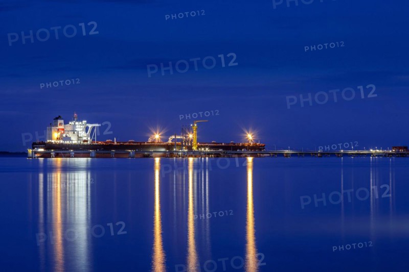 Crude oil tanker Landbridge Prosperity at the discharge bridge of the NWO in the Jade Bay