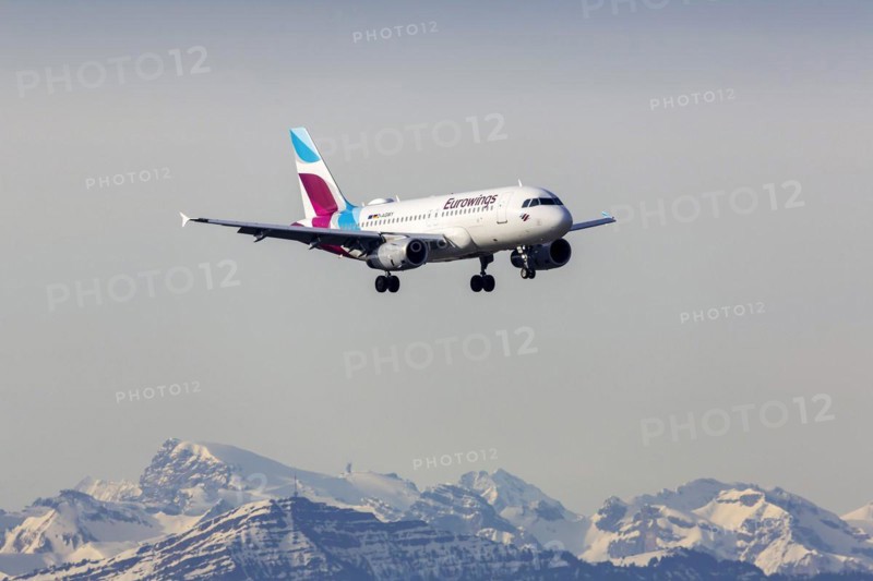Aircraft approaching ZRH airport