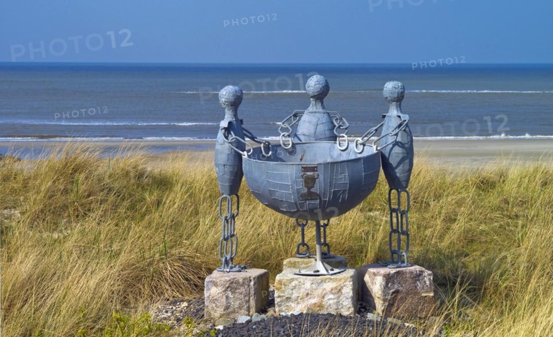 Think about a group of figures on the beach of the island of Wangerooge
