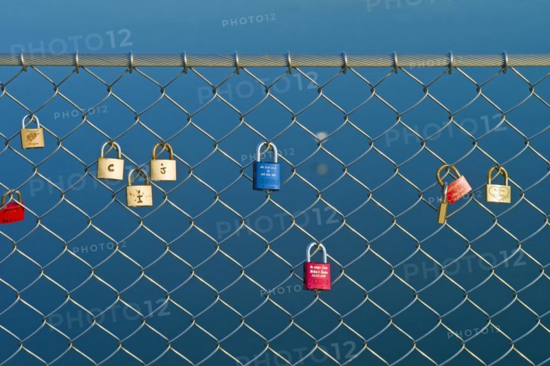 Padlocks as a symbol for bonding