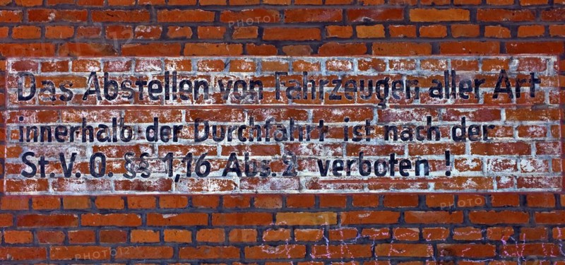 Notice on house wall Parking of vehicles of any kind within the thoroughfare is prohibited according to the St. V. O. Â§Â§ 1