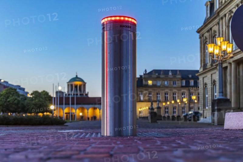 Electro-hydraulic bollards on squares in the city centre