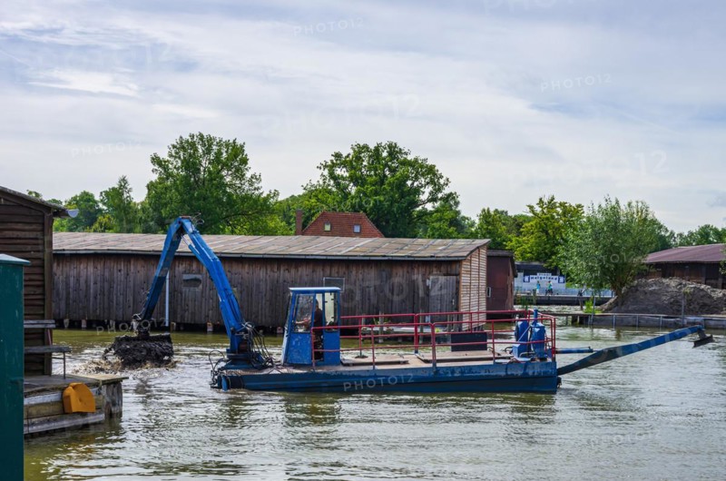 Dredging by means of a floating dredger in the Neustrelitz boat harbour