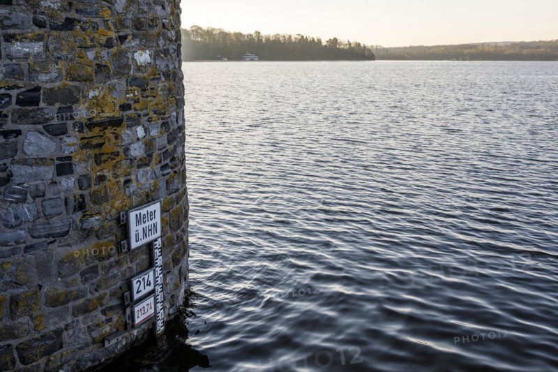 Level display of the dam height at the slide towers on the dam wall at the main basin