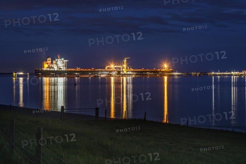 Crude oil tanker Landbridge Prosperity at the discharge bridge of the NWO in the Jade Bay