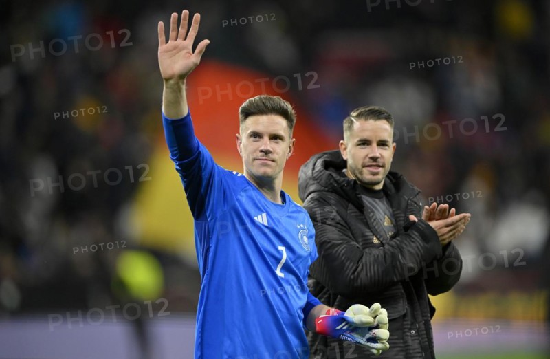 After the end of the match: Players thank fans Audience