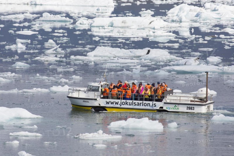 Tourists on amphibian boat tour at Joekulsarlon