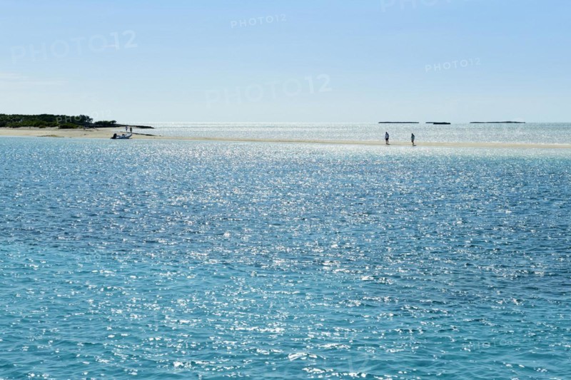 Narrow sandbank off Cambridge Cay