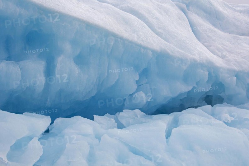 Ice structure of melting iceberg in the Arctic Ocean