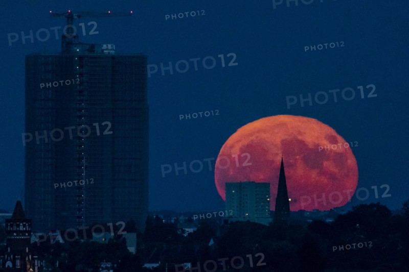 The so-called strawberry moon stands out at the rise next to the Steglitzer roundabout in Berlin