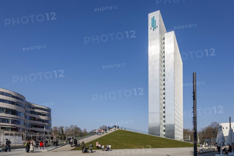 Three-slice house behind the walkable roof of the triangular pavilion