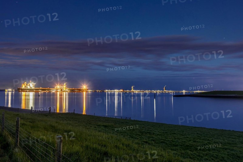 Crude oil tanker Landbridge Prosperity at the discharge bridge of the NWO in the Jade Bay