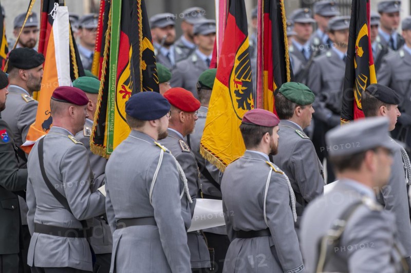 Delegations with troop flags from various parts of the German Army at the German Field Army handover roll call at Nymphenburg Palace