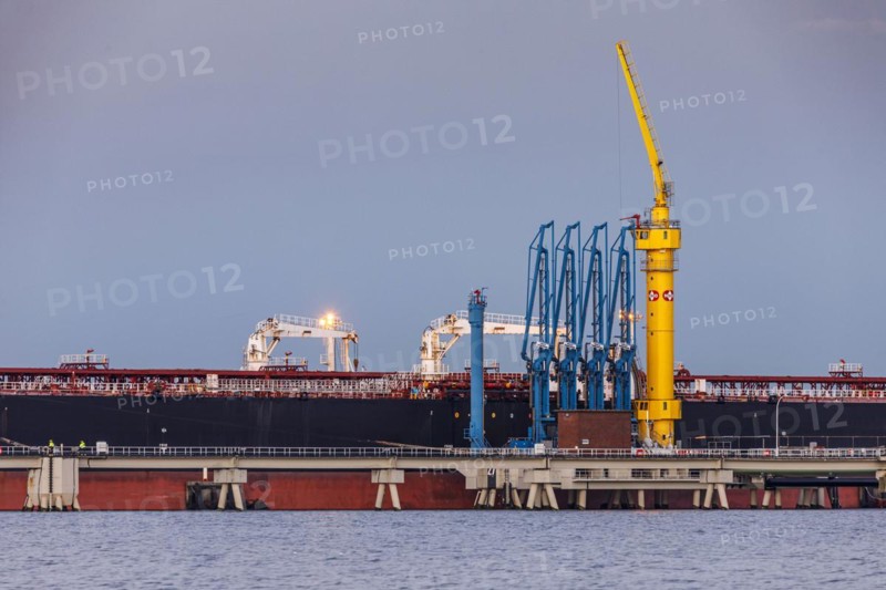 Crude oil tanker Landbridge Prosperity at the discharge bridge of the NWO in the Jade Bay